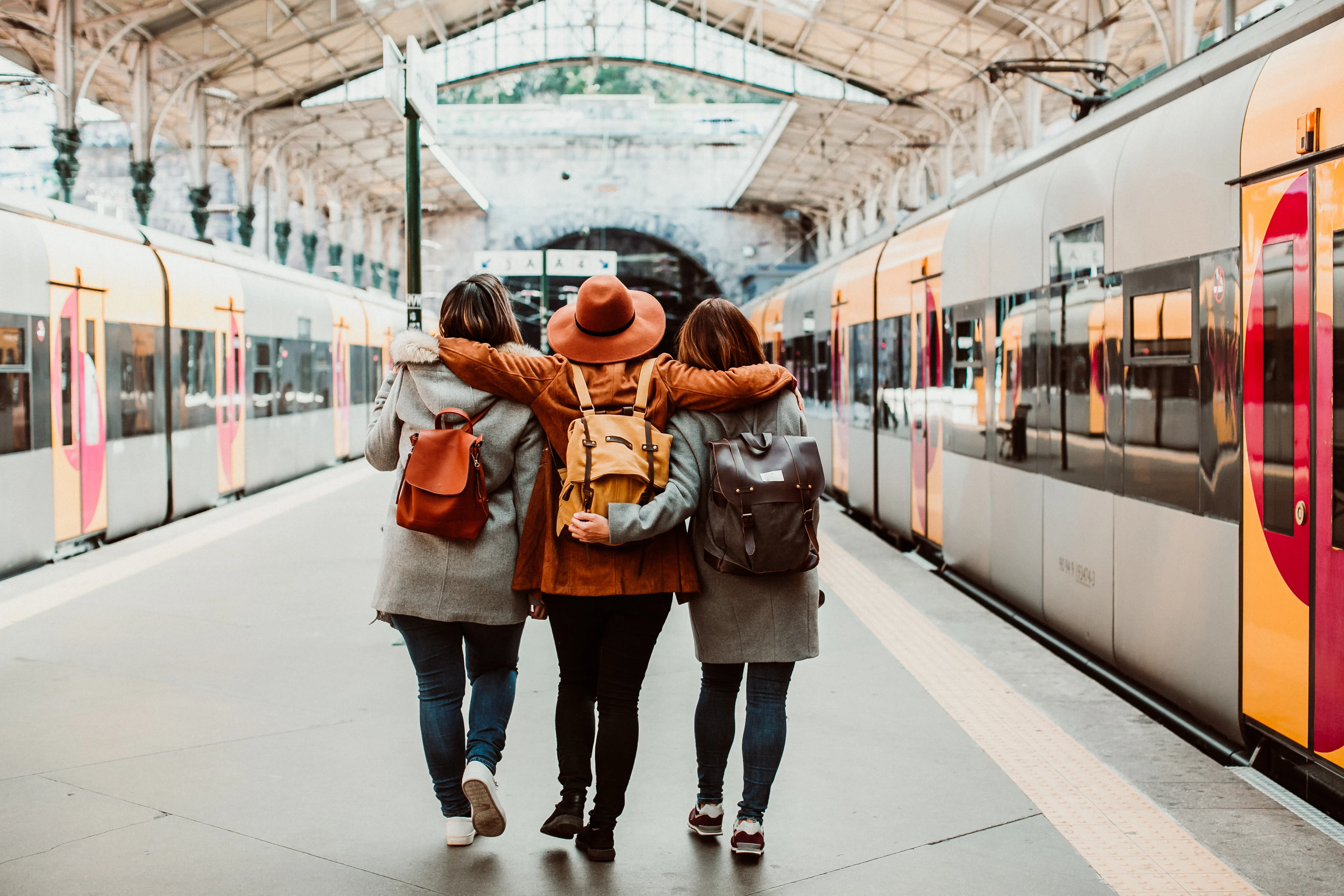 Managing Documents, Maps, and Emergency Contacts While Traveling